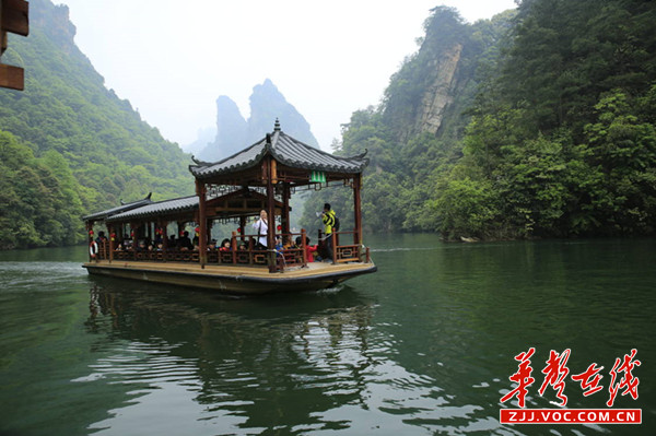 与宝峰山相邻的宝峰湖景区 （吴勇兵摄）.jpg