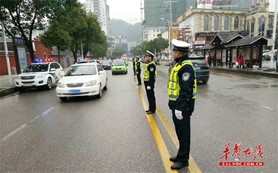 民警维护活动现场周边道路交通秩序.jpg