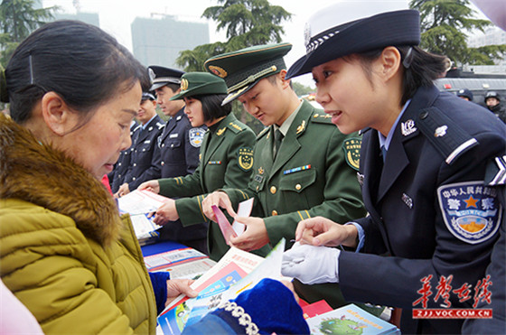 民警向过往群众发放交通安全宣传资料.jpg