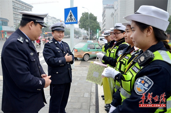 慰问“马路天使”.JPG