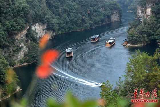游客乘船在张家界宝峰湖风景区游览（吴勇兵摄）_看图王.jpg