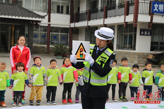 学习交通标志标牌.JPG