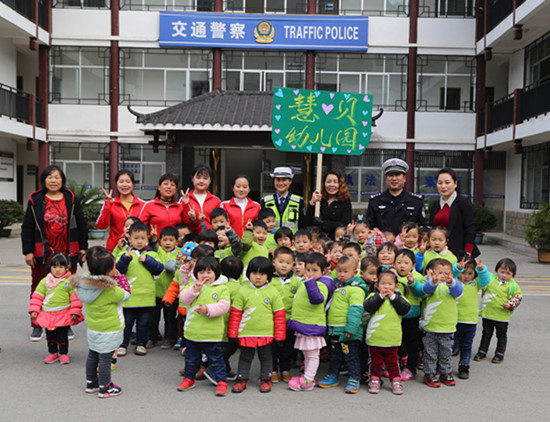 娃娃进警营学习交通安全知识.JPG