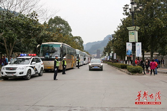 交警坚守清明假期--保市民游客出行平安.jpg