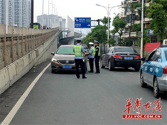 民警正在检查逆向行驶车辆.jpg