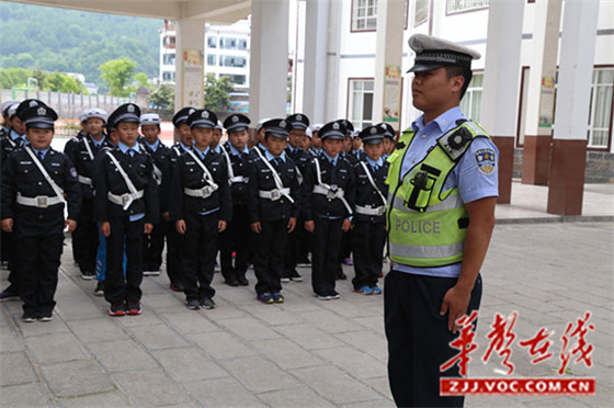 民警对小交警志愿者进行队列训练讲解.JPG