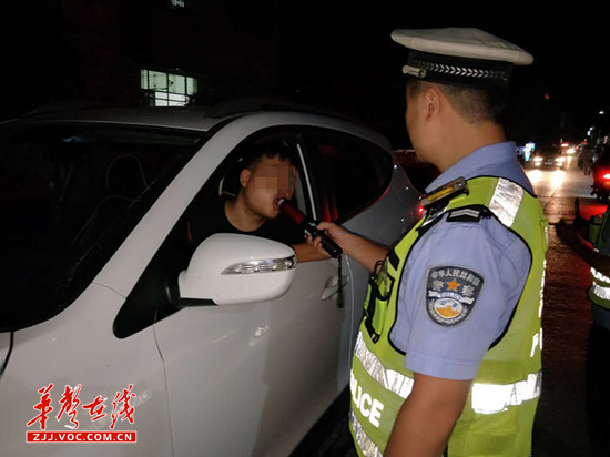 利用酒精检测设备对过往车辆驾驶员进行检测.JPG