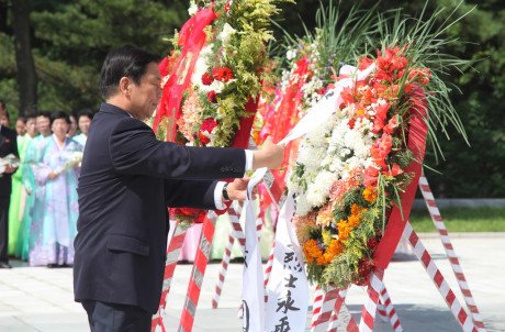 李源潮凭吊毛岸英等烈士:志愿军维护了和平正义