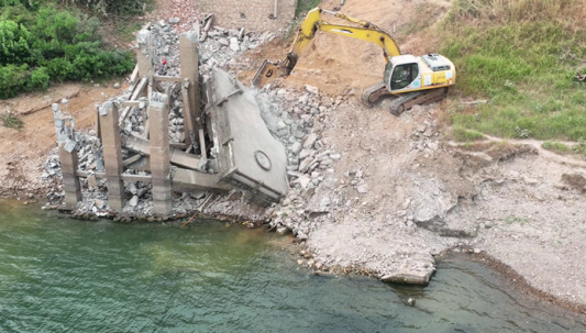 渌口区开展“河长集中履职月”专项整治工作成功拆除两处废弃码头