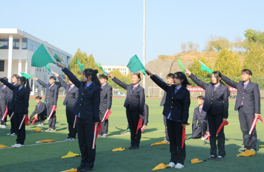 铁科职院：330名“旗语者”同台演绎铁路“摩斯密码”