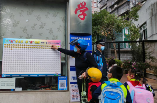 株洲市石峰区杉木塘小学：我们一起戴头盔的样子真帅