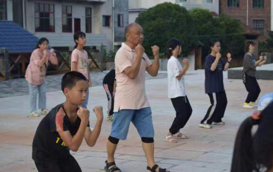 心系学子 情系家乡——记株洲攸县石羊塘镇乡贤贺春雷