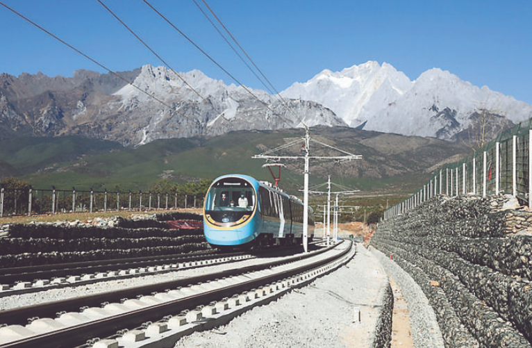 中车株机“量身定制”  全球首列全景观光旅游列车丽江开跑