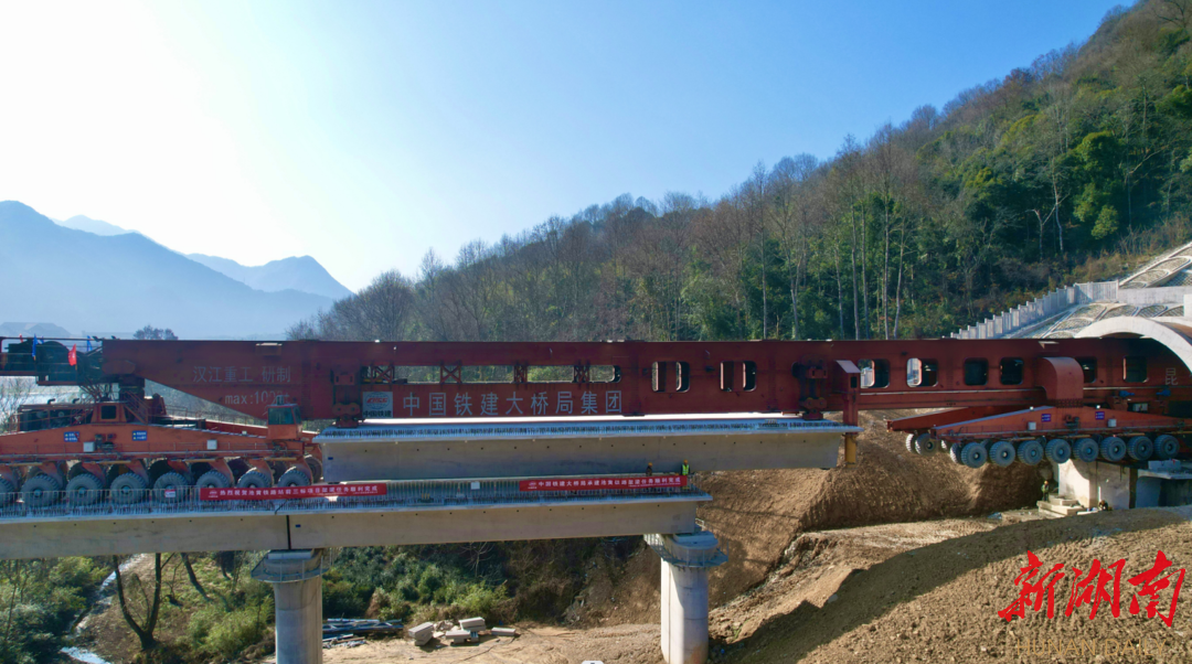 铁建湘军助力池黄铁路建设跑出加速度