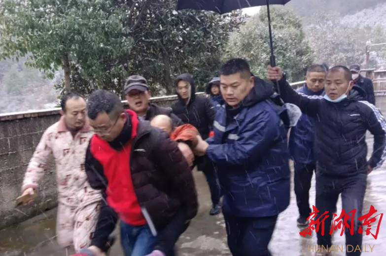 环卫工人失联30多个小时  株洲经开民警冒雪进山成功搜救