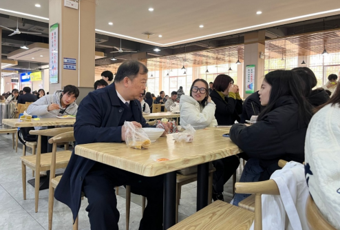 湖南工业大学：校领导与学生共进午餐谈心交流