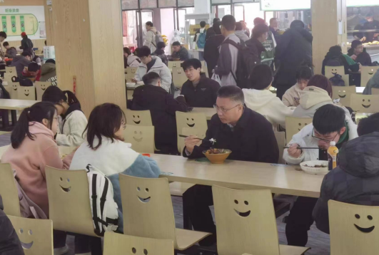 湖南工业大学：校领导与学生共进午餐谈心交流