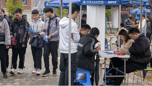 湖南铁道“青春就业 梦想起航”系列毕业生供需见面会启动 首场2200个岗位，“职”为你来
