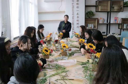 湖南化工职院商学院开展“‘寓’见美好”花艺活动