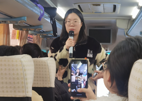 湖南工业大学科技学院：巴士车上“微党课”  党史馆里再“充电”